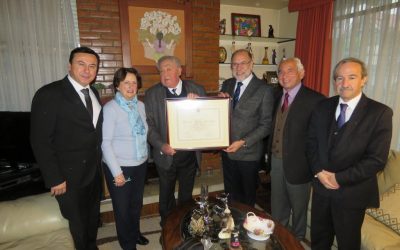 Profesor Emérito Ricardo Merino recibió reconocimiento del Gran Maestro de la Gran Logia de Chile