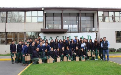 Alumnos del Liceo Bicentenario Politécnico Aquelarre realizaron gira de estudio a la Facultad
