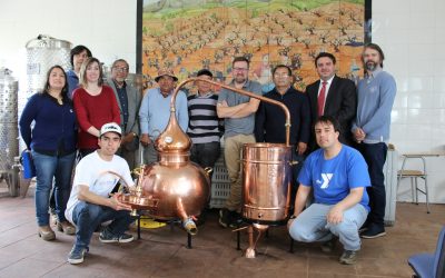 Entregan equipamiento y capacitan a agricultores de Rahuil en destilación de vinos