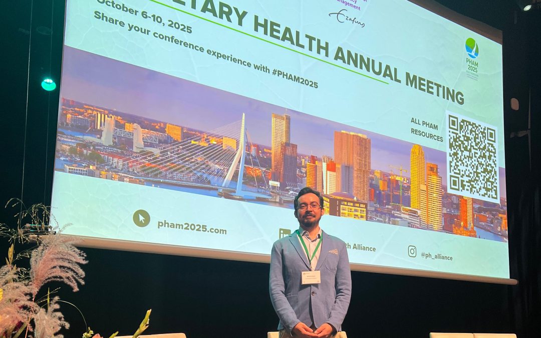 Académico de nuestra facultad presenta investigación transdisciplinaria en reunión anual de Salud Planetaria en Róterdam, Países Bajos