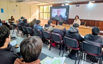 Estudiantes participan en laboratorios virtuales de microscopía avanzada aplicada a la anatomía vegetal